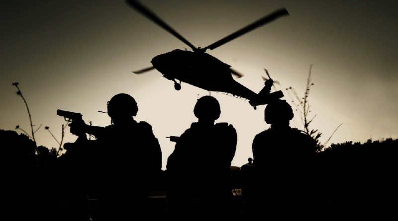 HELICÓPTEROS MISTERIOSOS ENTREGAN ARMAS EN AFGANISTÁN.