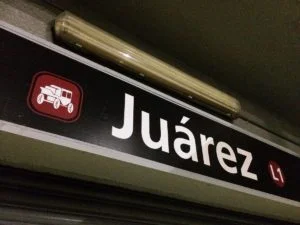 DESPLAZAN GRÁFICOS SIMPLES Y COMPRENSIBLES EN ESTACIONES DE TREN LIGERO, COLOCAN NOMBRES CON FALTAS DE ORTOGRAFÍA.