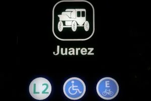 DESPLAZAN GRÁFICOS SIMPLES Y COMPRENSIBLES EN ESTACIONES DE TREN LIGERO, COLOCAN NOMBRES CON FALTAS DE ORTOGRAFÍA.