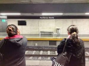 DESPLAZAN GRÁFICOS SIMPLES Y COMPRENSIBLES EN ESTACIONES DE TREN LIGERO, COLOCAN NOMBRES CON FALTAS DE ORTOGRAFÍA.