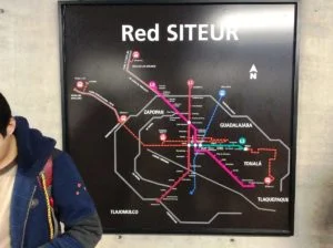 DESPLAZAN GRÁFICOS SIMPLES Y COMPRENSIBLES EN ESTACIONES DE TREN LIGERO, COLOCAN NOMBRES CON FALTAS DE ORTOGRAFÍA.