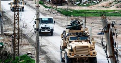 CAMIONES LISTOS PARA DESALOJAR A LOS ÚLTIMOS CIVILES DE UN ENCLAVE DE ISIS EN SIRIA.