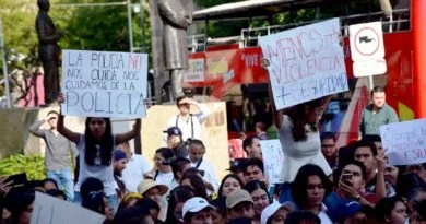 “LA POLICÍA NO NOS CUIDA, NOS CUIDAMOS DE LA POLICÍA”, DENUNCIAN ESTUDIANTES DE LA UDEG.