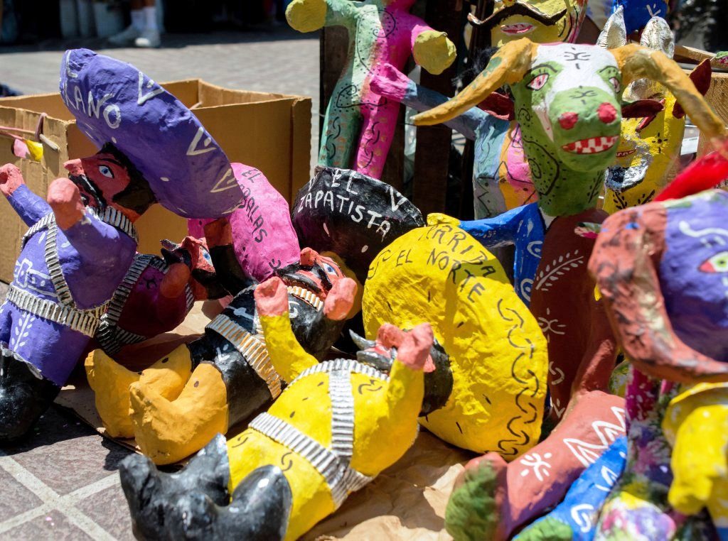 UNA FERIA DIVERTIDA Y LLENA DE VIDA EN EL MARCO DEL DÍA DE MUERTOS cartón