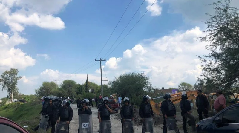 EN TOTAL DESACATO JUDICIAL ACTÚA EL EJECUTIVO ESTATAL CONSTRUYENDO EN EL ZAPOTE.