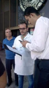ESPERAN A MÉDICO DEL IMSS EN EL "CHECADOR" PARA ENTREGARLE SU RENUNCIA. ESPERAN A MÉDICO DEL IMSS EN EL "CHECADOR" PARA ENTREGARLE SU RENUNCIA.
