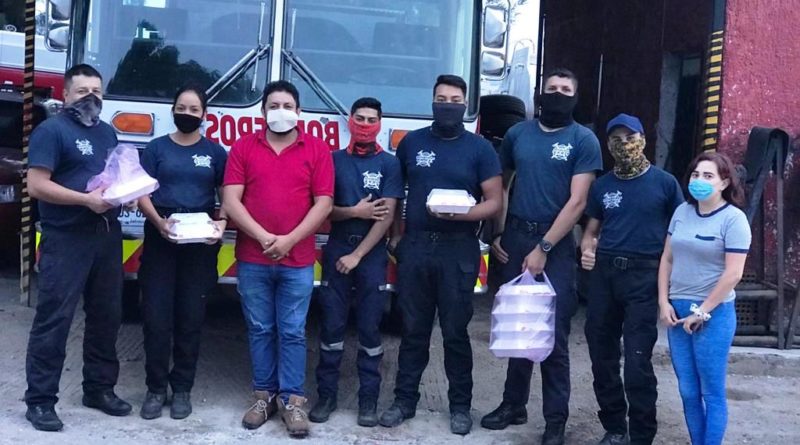 CON GRATITUD, EMPRESARIO OFRECE RECONOCIMIENTO A RESCATISTAS DE TALA.