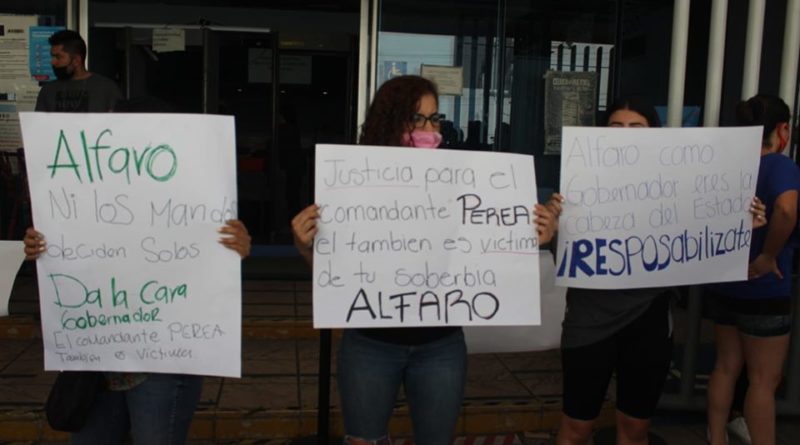 FAMILIARES DE POLICÍAS INCOMUNICADOS RESPONSABILIZAN AL GOBERNADOR.