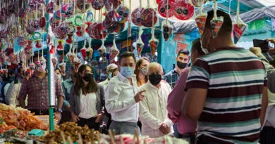 PABLO LEMUS RECORRIÓ LA TRADICIONAL FERIA DEL CARTÓN EN EL PARQUE MORELOS TAPATÍO
