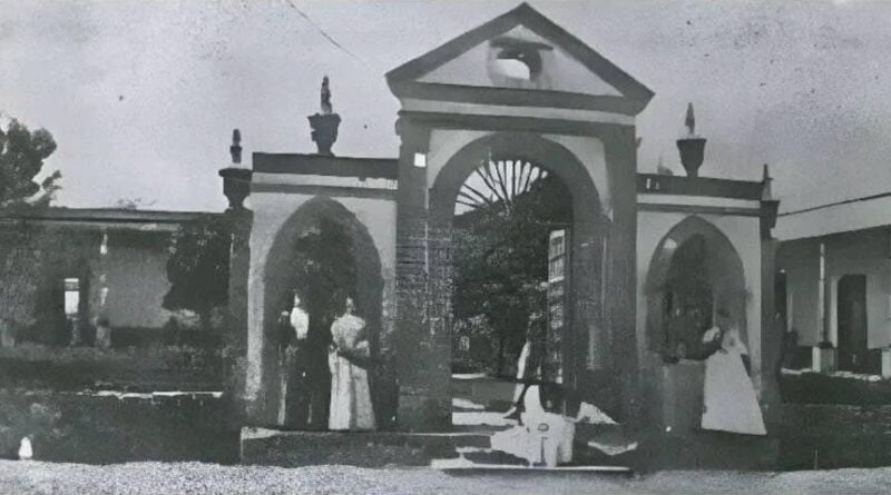 LA TRANSITORIEDAD DEL TIEMPO: UN VISTAZO A LA HISTORIA A TRAVÉS DE UN PORTÓN EN RUINAS
