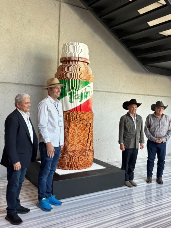 Escultura de artista canadiense es develada en industria jalisciense de Tala tajin